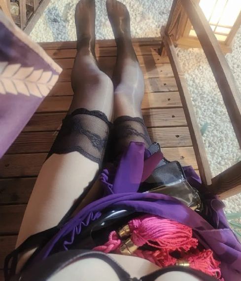 欧美黄衣美女图片_超清电影完整版