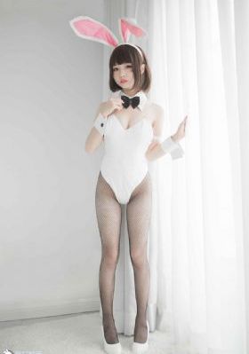 欧美模特走秀穿紧身裤显b沟图片_高清手机免费观看完整